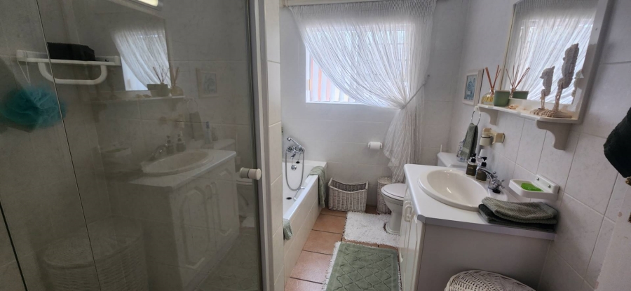 4 Bedroom Property for Sale in Glentana Western Cape